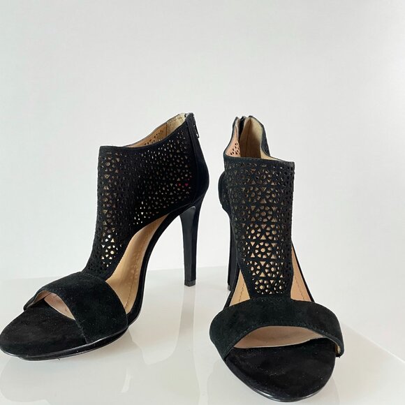 Such Detail! BCBGeneration ‘Kadia’ Die-Cut Black Suede Lacework Sandals Heels - Picture 3 of 9